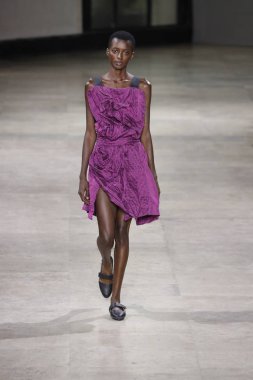 Paris, Fransa - 28 Eylül: Manken pist Issey Miyake gösterisi sırasında Paris moda hafta kadın giyim ilkbahar/yaz 2019 kapsamında 28 Eylül 2018 Paris, Fransa'da yürür.