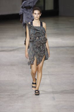 Paris, Fransa - 28 Eylül: Manken pist Issey Miyake gösterisi sırasında Paris moda hafta kadın giyim ilkbahar/yaz 2019 kapsamında 28 Eylül 2018 Paris, Fransa'da yürür.