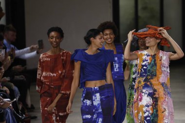 Paris, Fransa - 28 Eylül: Modelleri pist finale Issey Miyake gösterisi sırasında Paris moda hafta kadın giyim ilkbahar/yaz 2019 kapsamında 28 Eylül 2018 Paris, Fransa'da walk on.