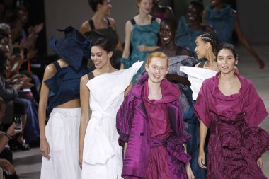 Paris, Fransa - 28 Eylül: Modelleri pist finale Issey Miyake gösterisi sırasında Paris moda hafta kadın giyim ilkbahar/yaz 2019 kapsamında 28 Eylül 2018 Paris, Fransa'da walk on.