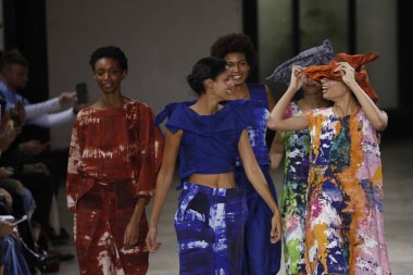 Paris, Fransa - 28 Eylül: Modelleri pist finale Issey Miyake gösterisi sırasında Paris moda hafta kadın giyim ilkbahar/yaz 2019 kapsamında 28 Eylül 2018 Paris, Fransa'da walk on.