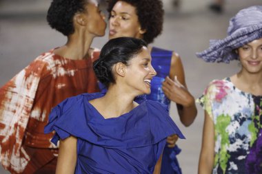 Paris, Fransa - 28 Eylül: Modelleri pist finale Issey Miyake gösterisi sırasında Paris moda hafta kadın giyim ilkbahar/yaz 2019 kapsamında 28 Eylül 2018 Paris, Fransa'da walk on.
