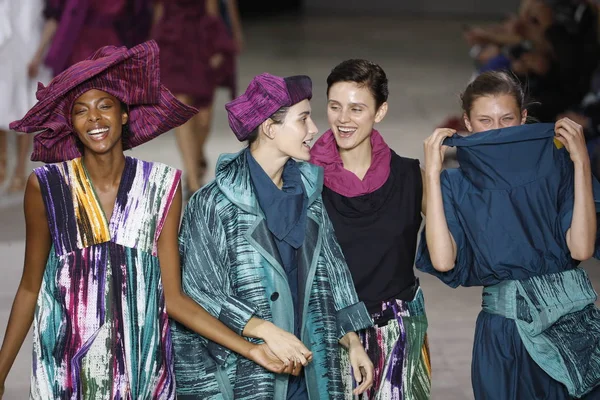 Paris França Setembro Modelos Caminham Final Pista Durante Desfile Issey — Fotografia de Stock