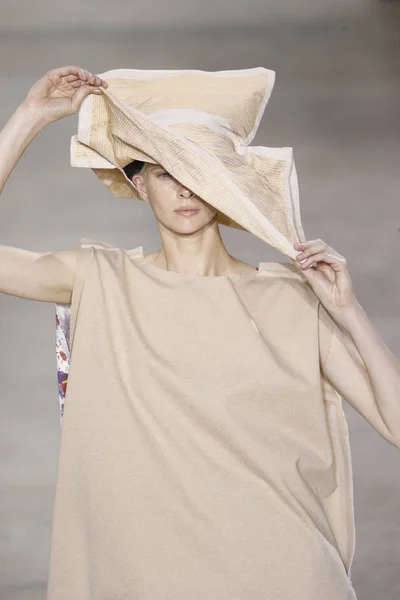 Paris França Setembro Modelo Caminha Pista Durante Desfile Issey Miyake — Fotografia de Stock