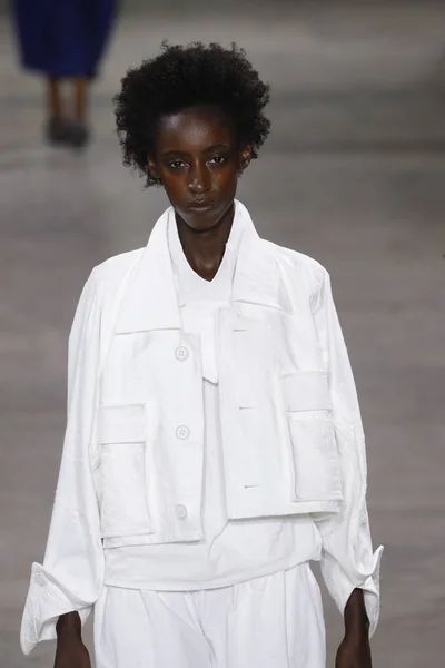 Paris França Setembro Modelo Caminha Pista Durante Desfile Issey Miyake — Fotografia de Stock