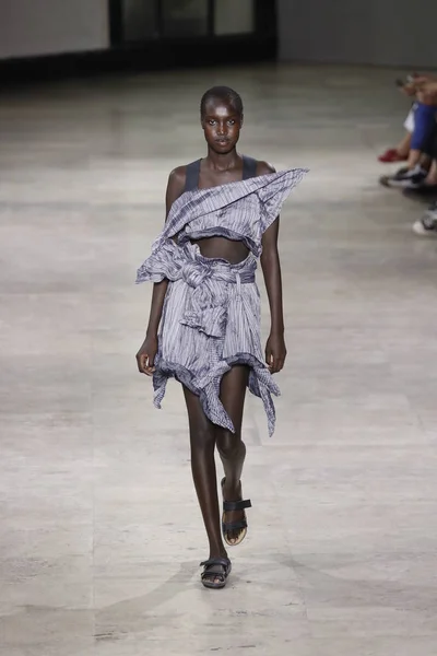 Paris France September Ein Model Läuft Während Der Issey Miyake — Stockfoto