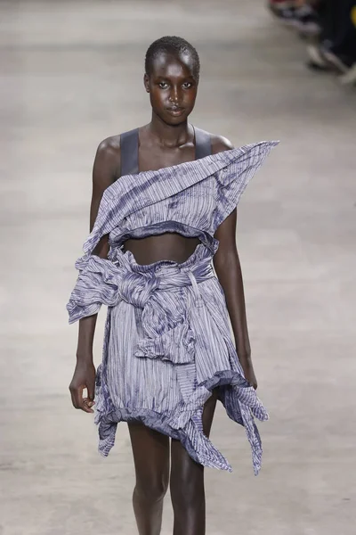 Paris França Setembro Modelo Caminha Pista Durante Desfile Issey Miyake — Fotografia de Stock