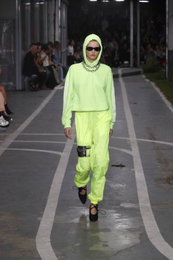 Paris, Fransa - 27 Eylül: Katlin Aas pist off-beyaz gösterisi sırasında Paris moda hafta kadın giyim ilkbahar/yaz 2019 kapsamında 27 Eylül 2018 Paris, Fransa'da yürür.