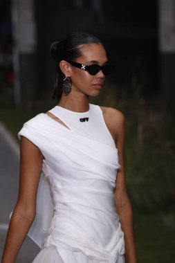 Paris, Fransa - 27 Eylül: Jordan Daniels pist off-beyaz gösterisi sırasında Paris moda hafta kadın giyim ilkbahar/yaz 2019 kapsamında 27 Eylül 2018 Paris, Fransa'da yürür.