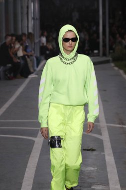 Paris, Fransa - 27 Eylül: Katlin Aas pist off-beyaz gösterisi sırasında Paris moda hafta kadın giyim ilkbahar/yaz 2019 kapsamında 27 Eylül 2018 Paris, Fransa'da yürür.