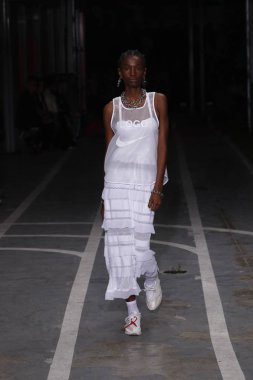 Paris, Fransa - 27 Eylül: Imari Karanja pist off-beyaz gösterisi sırasında Paris moda hafta kadın giyim ilkbahar/yaz 2019 kapsamında 27 Eylül 2018 Paris, Fransa'da yürür.