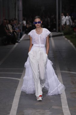 Paris, Fransa - 27 Eylül: Grace Elizabeth pist off-beyaz gösterisi sırasında Paris moda hafta kadın giyim ilkbahar/yaz 2019 kapsamında 27 Eylül 2018 Paris, Fransa'da yürür.