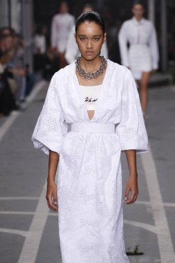 Paris, Fransa - 27 Eylül: Mara Kasanpawiro pist off-beyaz gösterisi sırasında Paris moda hafta kadın giyim ilkbahar/yaz 2019 kapsamında 27 Eylül 2018 Paris, Fransa'da yürür.