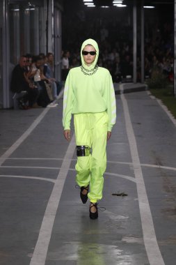 Paris, Fransa - 27 Eylül: Katlin Aas pist off-beyaz gösterisi sırasında Paris moda hafta kadın giyim ilkbahar/yaz 2019 kapsamında 27 Eylül 2018 Paris, Fransa'da yürür.