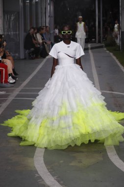 Paris, Fransa - 27 Eylül: Adut Akech pist off-beyaz gösterisi sırasında Paris moda hafta kadın giyim ilkbahar/yaz 2019 kapsamında 27 Eylül 2018 Paris, Fransa'da yürür.