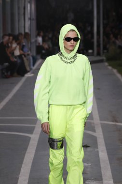 Paris, Fransa - 27 Eylül: Katlin Aas pist off-beyaz gösterisi sırasında Paris moda hafta kadın giyim ilkbahar/yaz 2019 kapsamında 27 Eylül 2018 Paris, Fransa'da yürür.