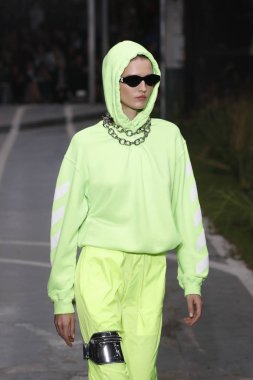 Paris, Fransa - 27 Eylül: Katlin Aas pist off-beyaz gösterisi sırasında Paris moda hafta kadın giyim ilkbahar/yaz 2019 kapsamında 27 Eylül 2018 Paris, Fransa'da yürür.