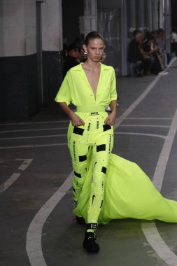 Paris, Fransa - 27 Eylül: Julia Merkelbach pist off-beyaz gösterisi sırasında Paris moda hafta kadın giyim ilkbahar/yaz 2019 kapsamında 27 Eylül 2018 Paris, Fransa'da yürür.