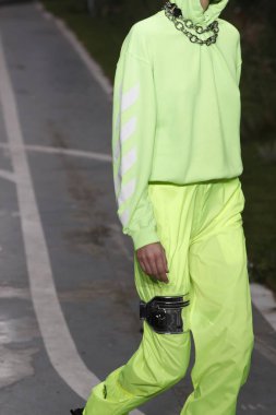 Paris, Fransa - 27 Eylül: Katlin Aas pist off-beyaz gösterisi sırasında Paris moda hafta kadın giyim ilkbahar/yaz 2019 kapsamında 27 Eylül 2018 Paris, Fransa'da yürür.