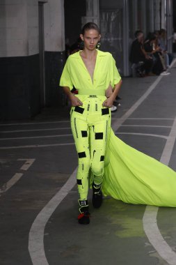 Paris, Fransa - 27 Eylül: Julia Merkelbach pist off-beyaz gösterisi sırasında Paris moda hafta kadın giyim ilkbahar/yaz 2019 kapsamında 27 Eylül 2018 Paris, Fransa'da yürür.