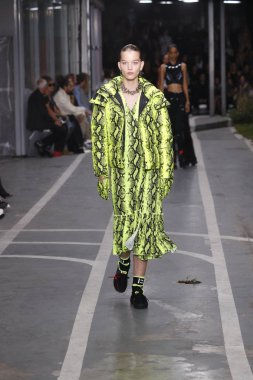 Paris, Fransa - 27 Eylül: Laurijn Bijnen pist off-beyaz gösterisi sırasında Paris moda hafta kadın giyim ilkbahar/yaz 2019 kapsamında 27 Eylül 2018 Paris, Fransa'da yürür.
