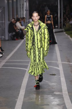Paris, Fransa - 27 Eylül: Laurijn Bijnen pist off-beyaz gösterisi sırasında Paris moda hafta kadın giyim ilkbahar/yaz 2019 kapsamında 27 Eylül 2018 Paris, Fransa'da yürür.