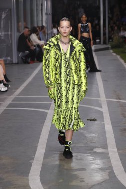 Paris, Fransa - 27 Eylül: Laurijn Bijnen pist off-beyaz gösterisi sırasında Paris moda hafta kadın giyim ilkbahar/yaz 2019 kapsamında 27 Eylül 2018 Paris, Fransa'da yürür.