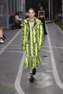 Paris, Fransa - 27 Eylül: Laurijn Bijnen pist off-beyaz gösterisi sırasında Paris moda hafta kadın giyim ilkbahar/yaz 2019 kapsamında 27 Eylül 2018 Paris, Fransa'da yürür.