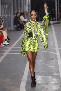 Paris, Fransa - 27 Eylül: Jourdan Dunn pist off-beyaz gösterisi sırasında Paris moda hafta kadın giyim ilkbahar/yaz 2019 kapsamında 27 Eylül 2018 Paris, Fransa'da yürür.