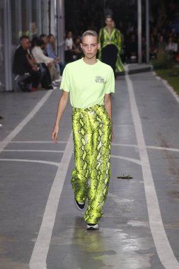 Paris, Fransa - 27 Eylül: Rebecca Leigh Longendyke pist off-beyaz gösterisi sırasında Paris moda hafta kadın giyim ilkbahar/yaz 2019 kapsamında 27 Eylül 2018 Paris, Fransa'da yürür.