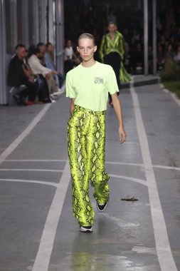 Paris, Fransa - 27 Eylül: Rebecca Leigh Longendyke pist off-beyaz gösterisi sırasında Paris moda hafta kadın giyim ilkbahar/yaz 2019 kapsamında 27 Eylül 2018 Paris, Fransa'da yürür.