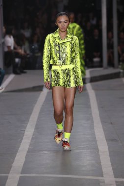 Paris, Fransa - 27 Eylül: Cecilia Yeung pist off-beyaz gösterisi sırasında Paris moda hafta kadın giyim ilkbahar/yaz 2019 kapsamında 27 Eylül 2018 Paris, Fransa'da yürür.