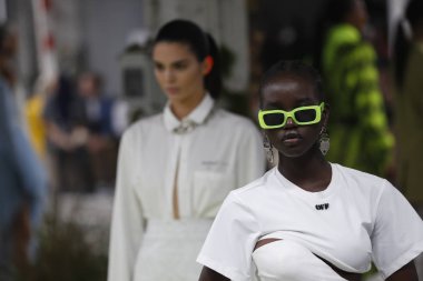 Paris, Fransa - 27 Eylül: Modelleri poz üstünde 27 Eylül 2018 Paris, Fransa'da Paris moda hafta kadın giyim ilkbahar/yaz 2019 bir parçası olarak off-beyaz şovda sırasında uçak pisti.