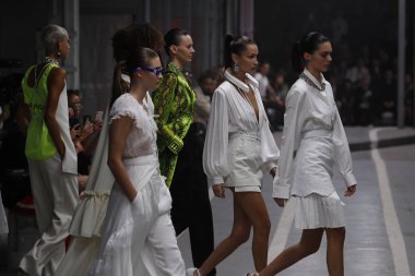 Paris, Fransa - 27 Eylül: Modelleri pist finale off-beyaz gösterisi sırasında Paris moda hafta kadın giyim ilkbahar/yaz 2019 bir parçası olarak üzerinde 27 Eylül 2018 Paris, Fransa'da yürümek.