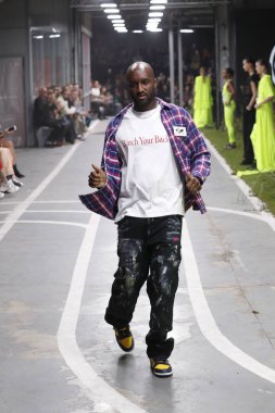 Paris, Fransa - 27 Eylül: Moda Tasarımcısı Virgil Abloh ve modelleri pist off-beyaz gösterisi sırasında Paris moda hafta kadın giyim ilkbahar/yaz 2019 bir parçası olarak üzerinde 27 Eylül 2018 Paris, Fransa'da yürümek. 