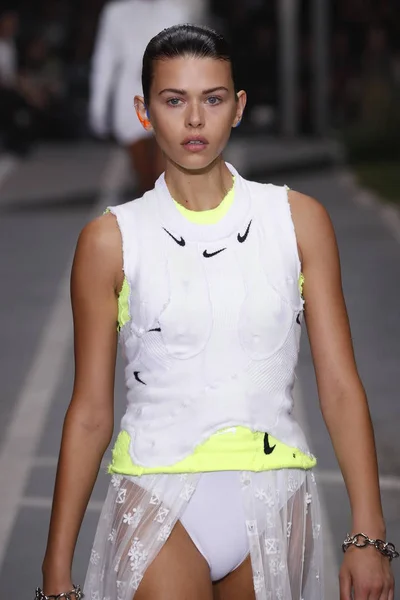 Paris França Setembro Georgia Fowler Caminha Pista Durante Desfile White — Fotografia de Stock