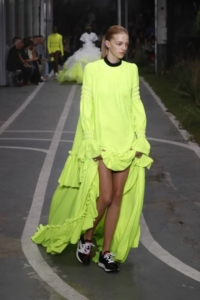 Paris France Septembre Eliza Kallmann Marche Sur Piste Lors Défilé — Photo