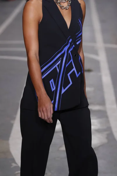 フランス カタリナ ジョンソン トンプソン滑走路を歩くオフホワイト ショーの間にパリのファッション婦人服春夏 2019年の一部として 2018 日パリ フランスでの — ストック写真