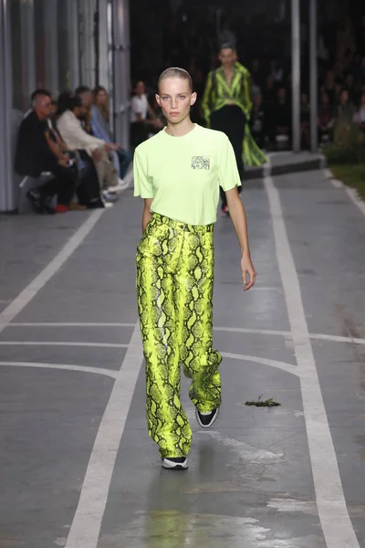 Paris França Setembro Rebecca Leigh Longendyke Caminha Passarela Durante Desfile — Fotografia de Stock