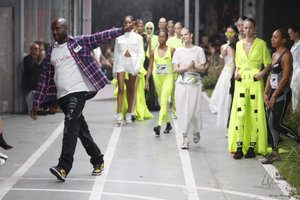 Paris, Fransa - 27 Eylül: Moda Tasarımcısı Virgil Abloh ve modelleri pist kapalı beyaz gösterisi sırasında Paris moda hafta kadın giyim ilkbahar/yaz 2019 bir parçası olarak üzerinde 27 Eylül 2018 Paris, Fransa'da yürümek. 