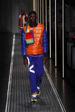 Milan, İtalya - 19 Şubat: Bir model United renkler Benetton dizide, Milan moda hafta sonbahar/kış 2019/20 19 Şubat 2019, Milano, İtalya pist yürür.