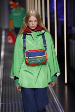 Milan, İtalya - 19 Şubat: Bir model United renkler Benetton dizide, Milan moda hafta sonbahar/kış 2019/20 19 Şubat 2019, Milano, İtalya pist yürür.