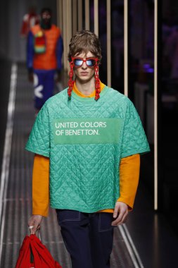 Milan, İtalya - 19 Şubat: Bir model United renkler Benetton dizide, Milan moda hafta sonbahar/kış 2019/20 19 Şubat 2019, Milano, İtalya pist yürür.