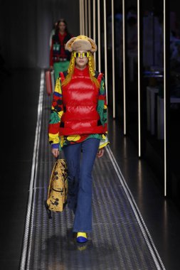 Milan, İtalya - 19 Şubat: Bir model United renkler Benetton dizide, Milan moda hafta sonbahar/kış 2019/20 19 Şubat 2019, Milano, İtalya pist yürür.