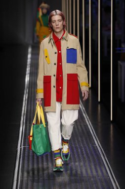 Milan, İtalya - 19 Şubat: Bir model United renkler Benetton dizide, Milan moda hafta sonbahar/kış 2019/20 19 Şubat 2019, Milano, İtalya pist yürür.