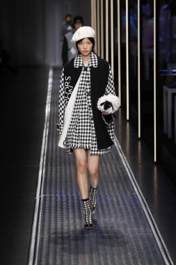 Milan, İtalya - 19 Şubat: Bir model United renkler Benetton dizide, Milan moda hafta sonbahar/kış 2019/20 19 Şubat 2019, Milano, İtalya pist yürür.