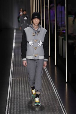 Milan, İtalya - 19 Şubat: Bir model United renkler Benetton dizide, Milan moda hafta sonbahar/kış 2019/20 19 Şubat 2019, Milano, İtalya pist yürür.