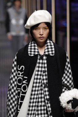 Milan, İtalya - 19 Şubat: Bir model United renkler Benetton dizide, Milan moda hafta sonbahar/kış 2019/20 19 Şubat 2019, Milano, İtalya pist yürür.