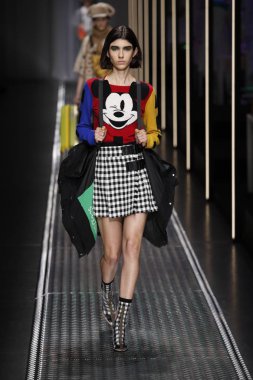 Milan, İtalya - 19 Şubat: Bir model United renkler Benetton dizide, Milan moda hafta sonbahar/kış 2019/20 19 Şubat 2019, Milano, İtalya pist yürür.