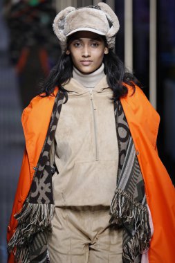 Milan, İtalya - 19 Şubat: Bir model United renkler Benetton dizide, Milan moda hafta sonbahar/kış 2019/20 19 Şubat 2019, Milano, İtalya pist yürür.